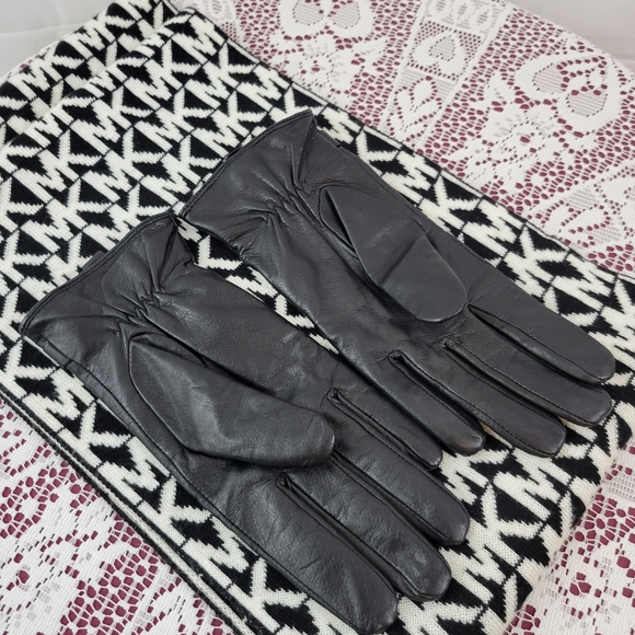 Michael Kors Signature Infinity Scarf and Gloves - Picture 3 of 9